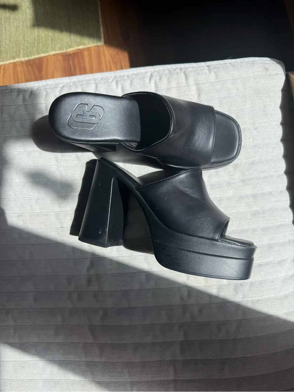 N/A sleek black